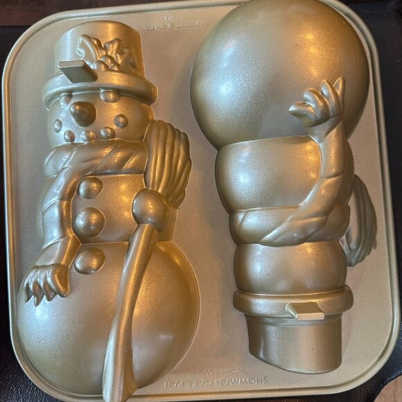 Nordic Ware Nonstick Cast Aluminum 3D Snowman Baking Pan - Picture 2 of 5